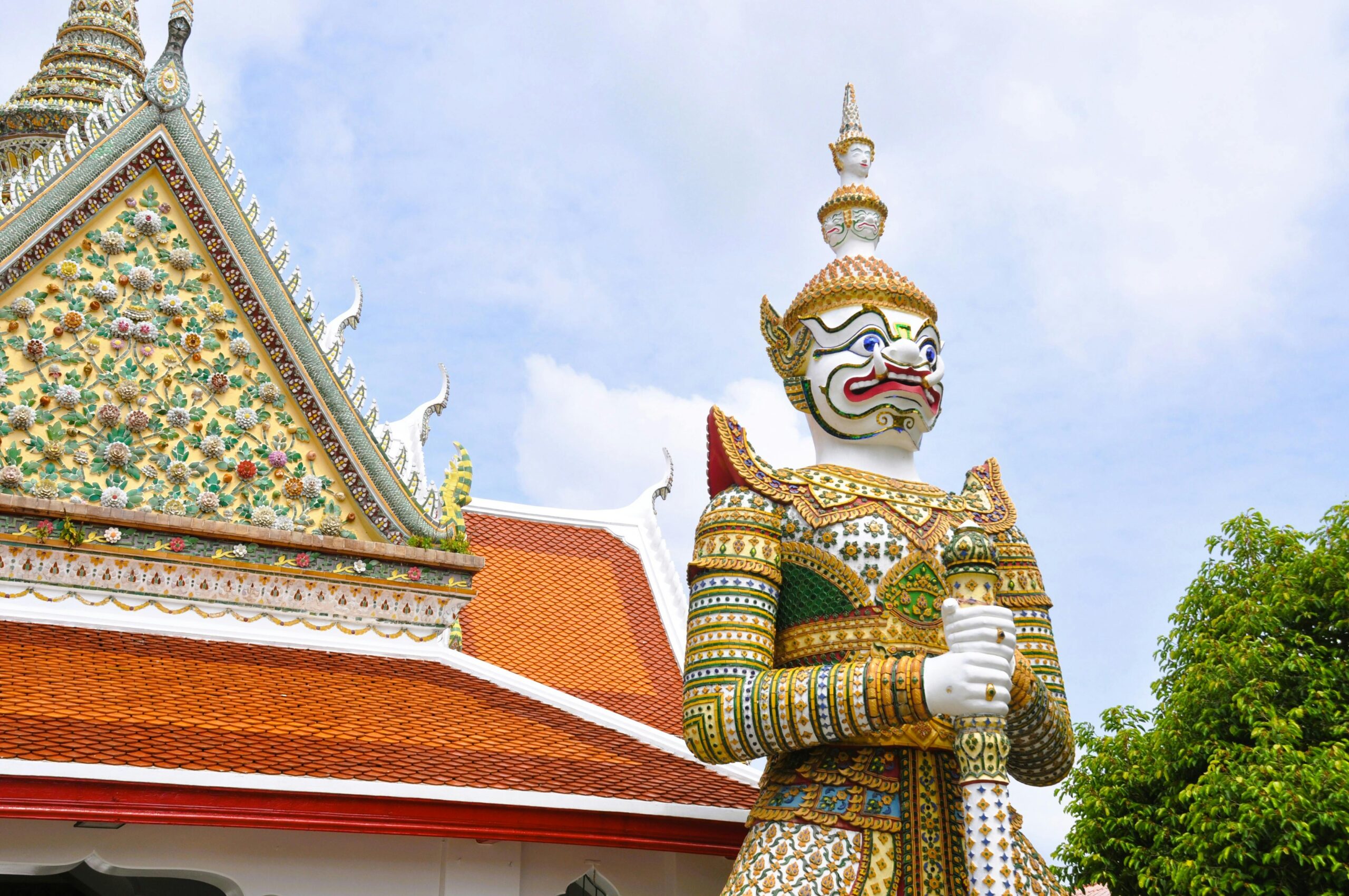 Wat Arun: You Wouldn’t Believe the 2 Divine Sacred Forces Guarding It